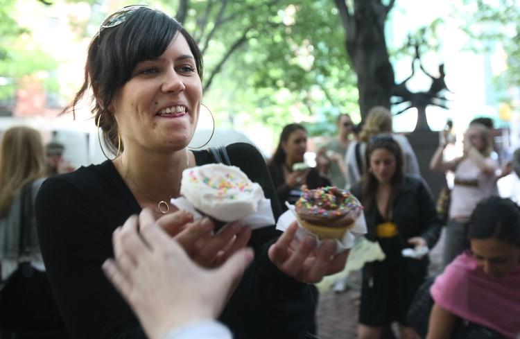 <a><img class="size-full wp-image-1783285" title="Participant Lisbeth Hariksen from Norway holds cupcakes from the Magnolia Bakery during a television show theme tour in 2008 in New York City. The bakery had been used in the show being featured in the tour. (Mario Tama/Getty Images)" src="https://www.theepochtimes.com/assets/uploads/2015/09/81087764.jpg" alt="" width="750" height="489"/></a>