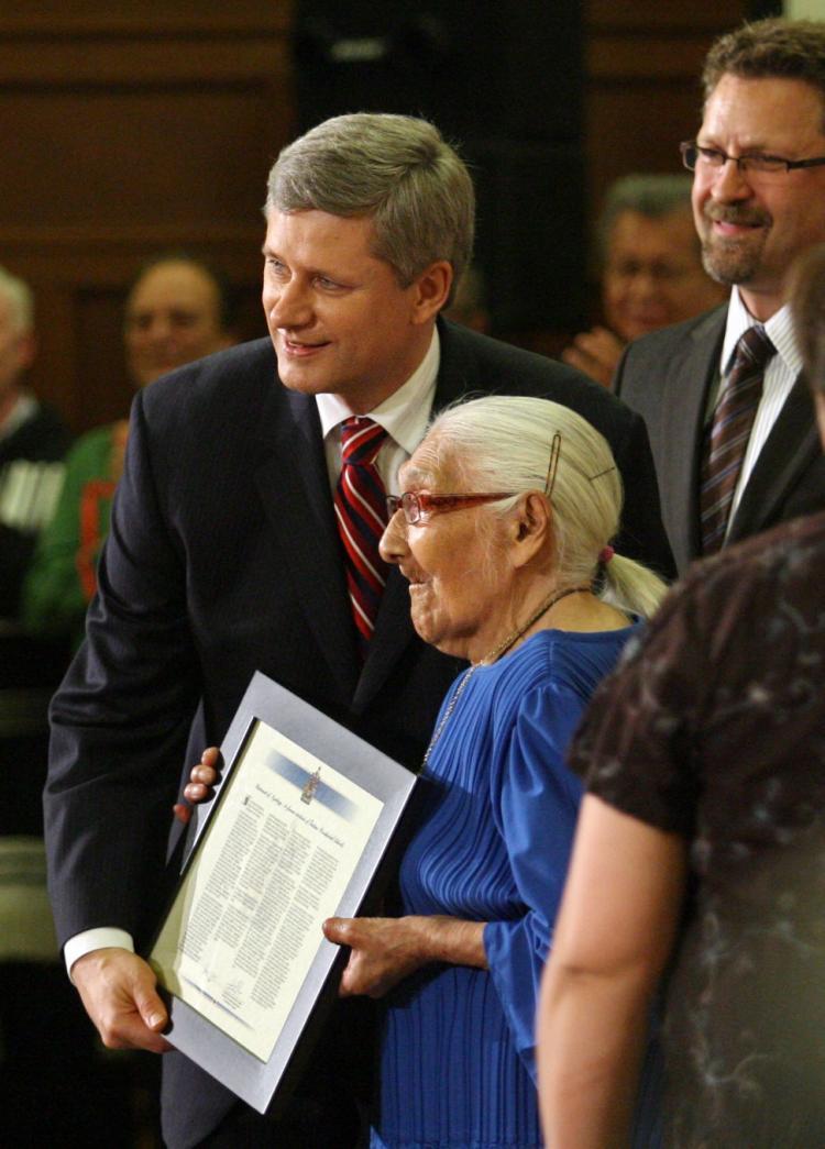 <a><img src="https://www.theepochtimes.com/assets/uploads/2015/09/81532651.jpg" alt="Canadian Prime Minister Stephen Harper (L) presents a framed statement of apology to 104-year-old Marguerite Wabano, the eldest recipient of compensation, the Common Experience Payment, to survivors of a residential school. (Mike Carroccetto/Getty Images)" title="Canadian Prime Minister Stephen Harper (L) presents a framed statement of apology to 104-year-old Marguerite Wabano, the eldest recipient of compensation, the Common Experience Payment, to survivors of a residential school. (Mike Carroccetto/Getty Images)" width="320" class="size-medium wp-image-1816581"/></a>