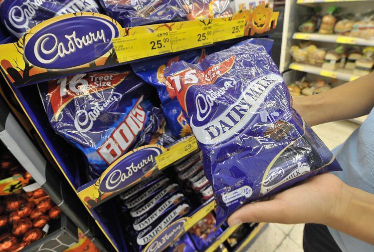 <a><img src="https://www.theepochtimes.com/assets/uploads/2015/09/83044721(2).jpg" alt="A shopper holds up a selection of Cadbury chocolates at a supermarket in Hong Kong . (Mike Clarke/AFP/Getty Images)" title="A shopper holds up a selection of Cadbury chocolates at a supermarket in Hong Kong . (Mike Clarke/AFP/Getty Images)" width="320" class="size-medium wp-image-1833564"/></a>
