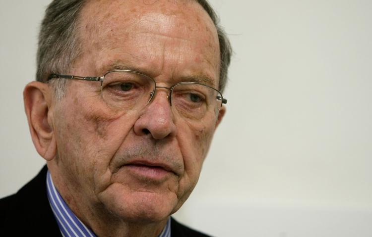 <a><img src="https://www.theepochtimes.com/assets/uploads/2015/09/83756008.jpg" alt="Former longtime Sen. Ted Stevens was one of the five people who died on Monday in a plane crash in Alaska. (Alex Wong/Getty Images)" title="Former longtime Sen. Ted Stevens was one of the five people who died on Monday in a plane crash in Alaska. (Alex Wong/Getty Images)" width="320" class="size-medium wp-image-1816247"/></a>