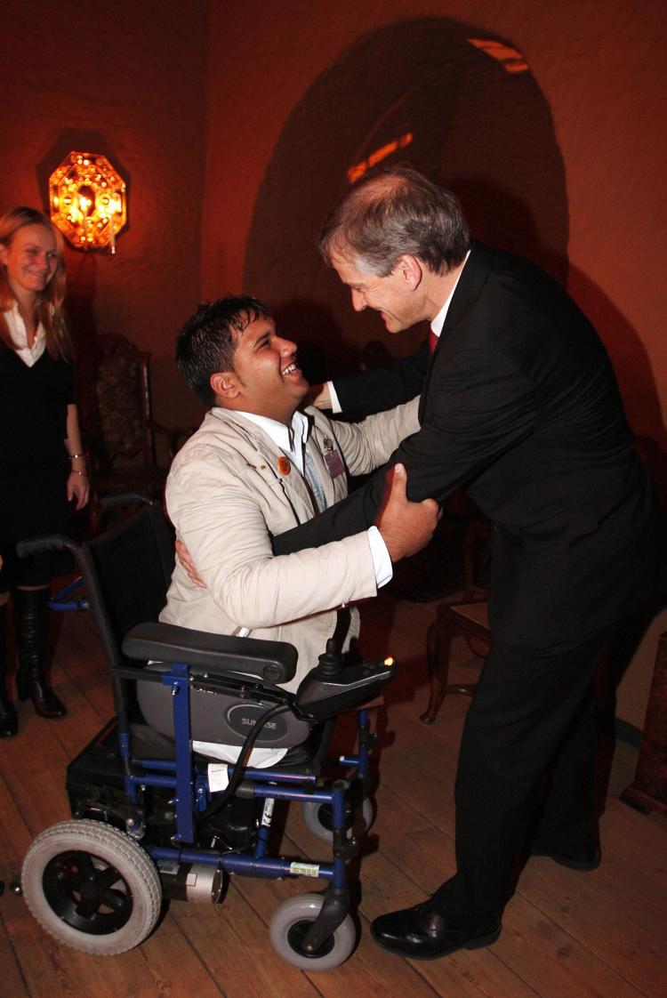 <a><img src="https://www.theepochtimes.com/assets/uploads/2015/09/83903170.jpg" alt="Norwegian Minister for Foreign Affairs Jonas Gahr Stoere (R) welcomes Afghan cluster bomb survivor Soraj Ghulam Habib to a dinner after signing the Convention on Cluster Munitions in Oslo. (Junge Heiko/AFP/Getty Images)" title="Norwegian Minister for Foreign Affairs Jonas Gahr Stoere (R) welcomes Afghan cluster bomb survivor Soraj Ghulam Habib to a dinner after signing the Convention on Cluster Munitions in Oslo. (Junge Heiko/AFP/Getty Images)" width="320" class="size-medium wp-image-1832548"/></a>