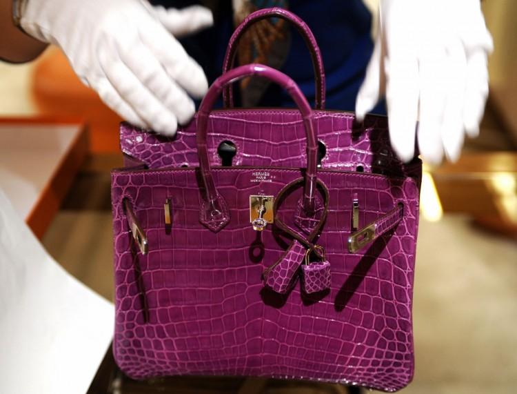 <a><img src="https://www.theepochtimes.com/assets/uploads/2015/09/85889050Hermes.jpg" alt="A woman inspects a Hermes crocodile skin bag. (Sam Yeh/AFP/Getty Images)" title="A woman inspects a Hermes crocodile skin bag. (Sam Yeh/AFP/Getty Images)" width="320" class="size-medium wp-image-1798338"/></a>