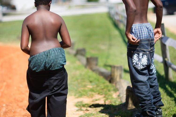 <a><img src="https://www.theepochtimes.com/assets/uploads/2015/09/86187637.jpg" alt="Two youths wear their pants with underwear showing on April 23, 2009 in Riviera Beach, Florida.  (Joe Raedle/Getty Images)" title="Two youths wear their pants with underwear showing on April 23, 2009 in Riviera Beach, Florida.  (Joe Raedle/Getty Images)" width="320" class="size-medium wp-image-1800934"/></a>