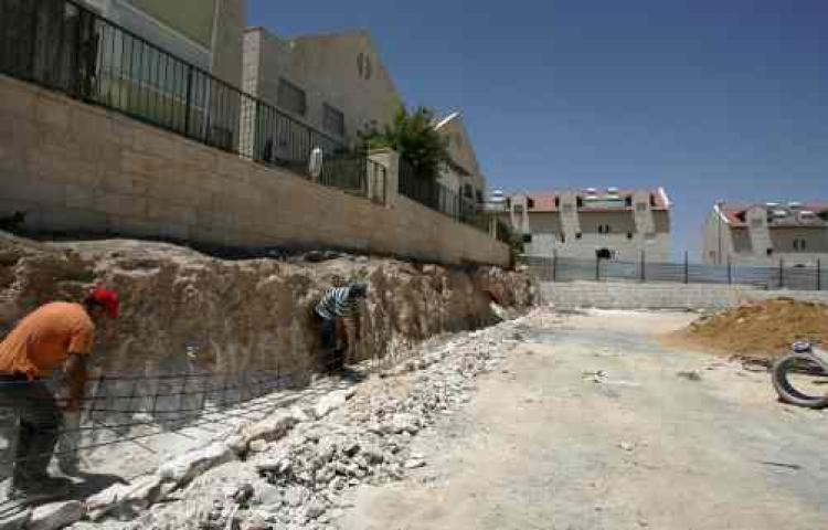 <a><img src="https://www.theepochtimes.com/assets/uploads/2015/09/88739213westbank.jpg" alt="Palestinian workers build new houses at the Israeli West Bank settlement of Adam, north of Jerusalem on June 29, 2009. (Ahmad Gharabli/AFP/Getty Images)" title="Palestinian workers build new houses at the Israeli West Bank settlement of Adam, north of Jerusalem on June 29, 2009. (Ahmad Gharabli/AFP/Getty Images)" width="320" class="size-medium wp-image-1827413"/></a>