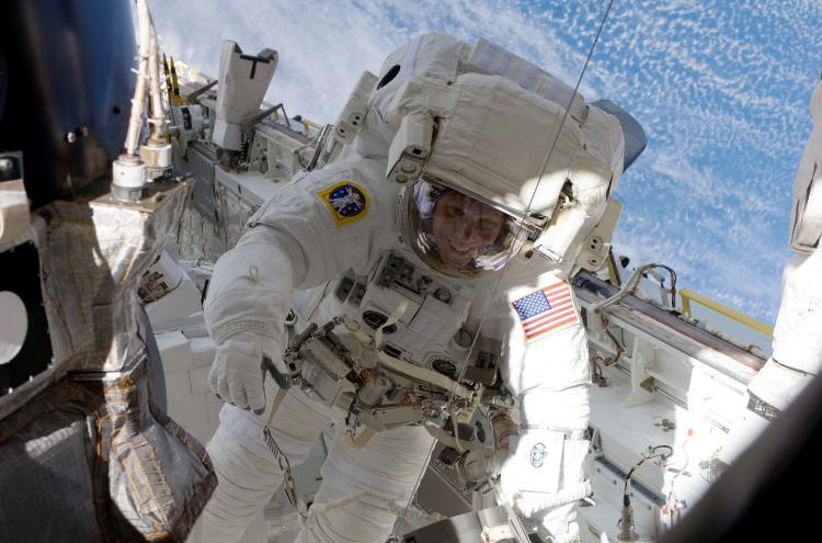 <a><img src="https://www.theepochtimes.com/assets/uploads/2015/09/89104780kopra.jpg" alt="NASA Astronaut Tim Kopra standing on forward port side area of space shuttle Endeavour's cargo bay on July 18, 2009 in space. The Endeavor brought Kopra to the International Space Station where he is sharing his experiences via Tweeter.  (NASA via Getty Images)" title="NASA Astronaut Tim Kopra standing on forward port side area of space shuttle Endeavour's cargo bay on July 18, 2009 in space. The Endeavor brought Kopra to the International Space Station where he is sharing his experiences via Tweeter.  (NASA via Getty Images)" width="320" class="size-medium wp-image-1826914"/></a>