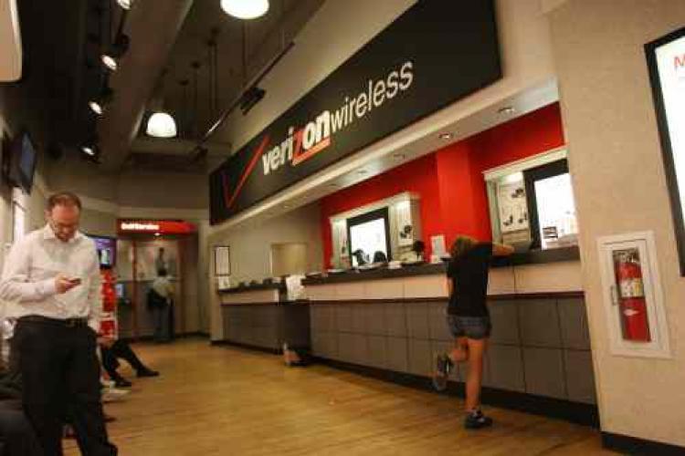 <a><img src="https://www.theepochtimes.com/assets/uploads/2015/09/89281051verizon.jpg" alt="People wait for service inside a Verizon store July 27, 2009 in New York City. Verizon Communications Inc., the second-largest U.S. telephone company, posted a 21% decline in its second-quarter net income today and announced it will cut 8,000 positions. (Spencer Platt/Getty Images)" title="People wait for service inside a Verizon store July 27, 2009 in New York City. Verizon Communications Inc., the second-largest U.S. telephone company, posted a 21% decline in its second-quarter net income today and announced it will cut 8,000 positions. (Spencer Platt/Getty Images)" width="320" class="size-medium wp-image-1827087"/></a>