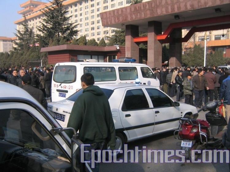 At the veterans protest in Shaanxi province, an ambulance was at the site. (The Epoch Times)