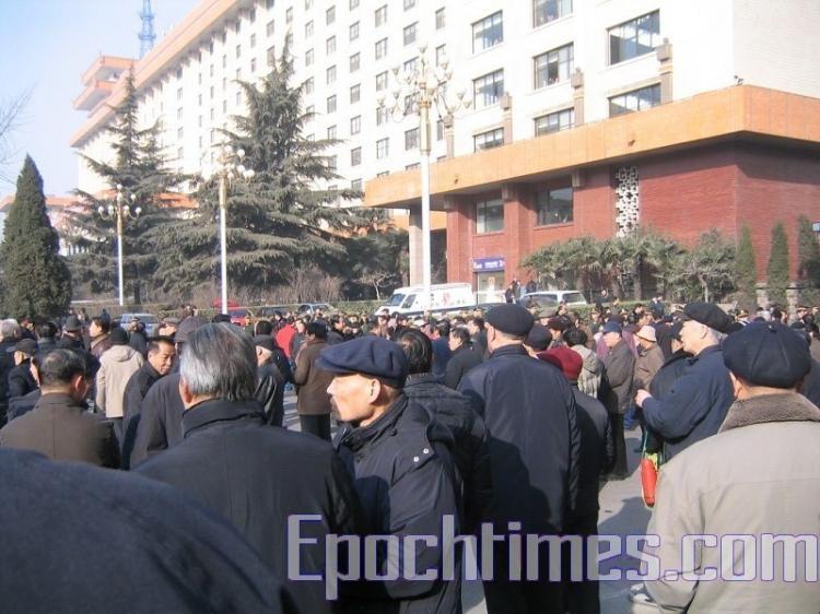 On the morning of Jan. 8 nearly 2,000 veterans attempted to force their way into the Shaanxi Province government building. (The Epoch Times)