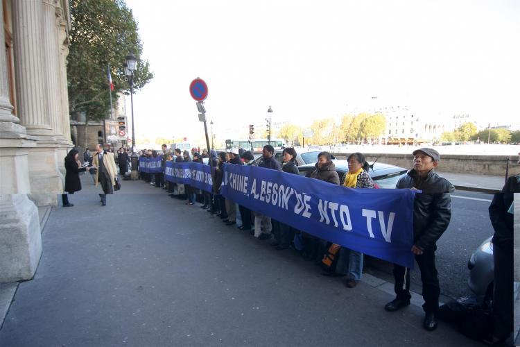 <a><img src="https://www.theepochtimes.com/assets/uploads/2015/09/911060408301548ntdimpagelr.jpg" alt="New Tang Dynasty Television (NTDTV) supporters hold banners outside the Paris Commerce Court to support the restoration of NTDTV's broadcast to China. (Ye Xiaobin/The Epoch Times)" title="New Tang Dynasty Television (NTDTV) supporters hold banners outside the Paris Commerce Court to support the restoration of NTDTV's broadcast to China. (Ye Xiaobin/The Epoch Times)" width="320" class="size-medium wp-image-1825306"/></a>