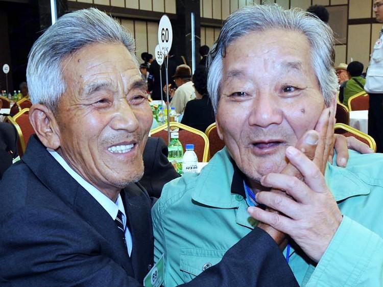<a><img class="size-large wp-image-1770059" title="Relatives From North & South Korea Reunite After Korean War Separation" src="https://www.theepochtimes.com/assets/uploads/2015/09/91187822-eldersiblings.jpg" alt="Elderly Siblings Reunite" width="590" height="442"/></a>