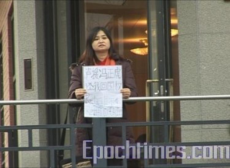 <a><img src="https://www.theepochtimes.com/assets/uploads/2015/09/9120602Xiao.jpg" alt="Chinese writer Xiao Qiao protests in front of the Chinese embassy in Sweden.Her sign reads,Give me back my rights to return to my motherland! (Huizhi/The Epoch Times)" title="Chinese writer Xiao Qiao protests in front of the Chinese embassy in Sweden.Her sign reads,Give me back my rights to return to my motherland! (Huizhi/The Epoch Times)" width="320" class="size-medium wp-image-1824794"/></a>
