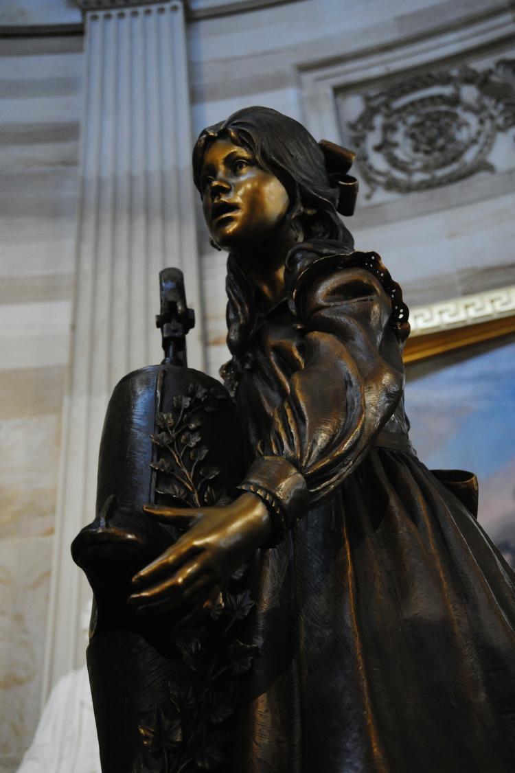 <a><img src="https://www.theepochtimes.com/assets/uploads/2015/09/91552440.jpg" alt="A statue of Helen Keller in the US Capitol Rotunda in Washington, DC. Keller (1880-1968) was a US author, political activist and lecturer and was the first deaf blind person to earn a Bachelor of Arts degree. (Karen Bleier/Getty Images)" title="A statue of Helen Keller in the US Capitol Rotunda in Washington, DC. Keller (1880-1968) was a US author, political activist and lecturer and was the first deaf blind person to earn a Bachelor of Arts degree. (Karen Bleier/Getty Images)" width="320" class="size-medium wp-image-1807199"/></a>