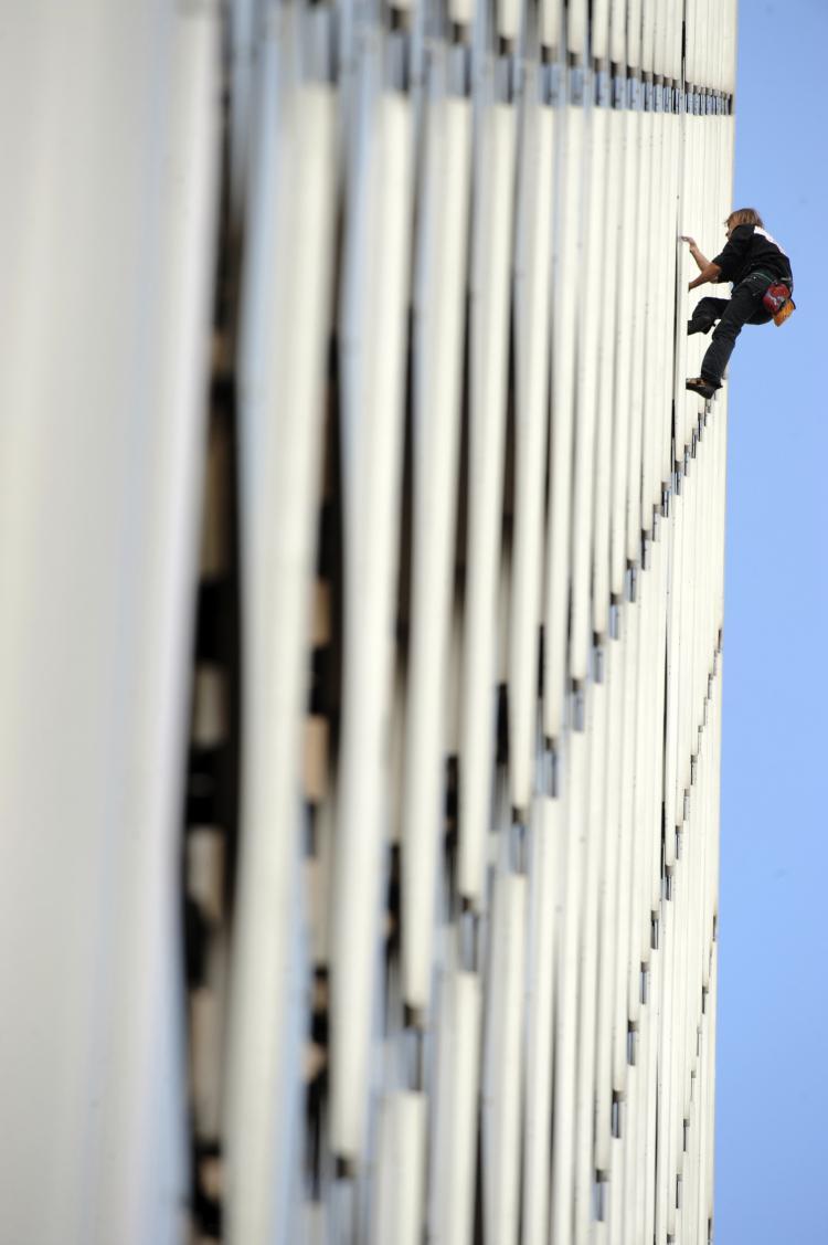 <a><img src="https://www.theepochtimes.com/assets/uploads/2015/09/91851000.jpg" alt="French climber Alain Robert, a.k.a. 'Spiderman,' will climb the new Burj Khalifa in Dubai. Here, Robert climbs the front of the Ariane building, a 755 foot tower, on Oct. 8, 2009 in La Defense, outside Paris. (BORIS HORVAT/AFP/Getty Images)" title="French climber Alain Robert, a.k.a. 'Spiderman,' will climb the new Burj Khalifa in Dubai. Here, Robert climbs the front of the Ariane building, a 755 foot tower, on Oct. 8, 2009 in La Defense, outside Paris. (BORIS HORVAT/AFP/Getty Images)" width="320" class="size-medium wp-image-1823827"/></a>