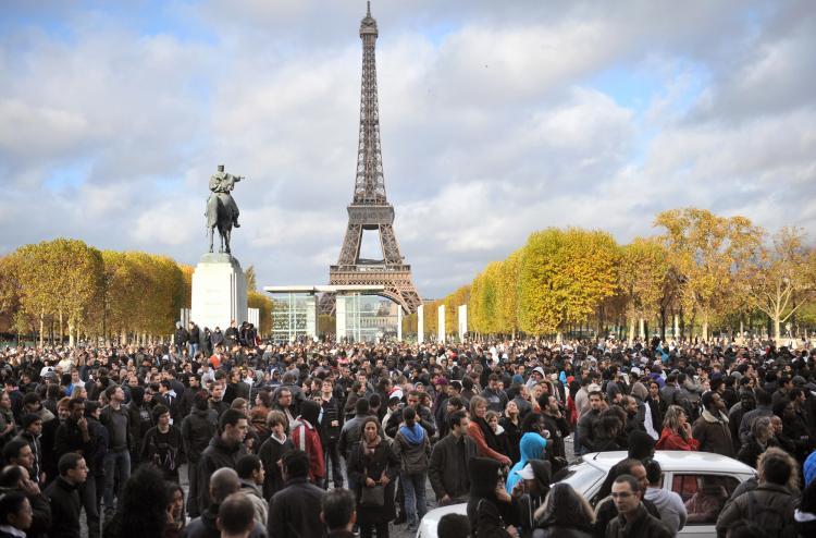 <a><img src="https://www.theepochtimes.com/assets/uploads/2015/09/93050056.jpg" alt="MISSED MONEY: People gather near the Eiffel Tower, waiting for French marketing company Mailorama hostesses to deliver envelopes of cash (a total of 5,000 envelopes containing between 5 to 500 euros each), on November 14, in Paris, as part of a French mar (Lionel Bonaventure/AFP/Getty Images)" title="MISSED MONEY: People gather near the Eiffel Tower, waiting for French marketing company Mailorama hostesses to deliver envelopes of cash (a total of 5,000 envelopes containing between 5 to 500 euros each), on November 14, in Paris, as part of a French mar (Lionel Bonaventure/AFP/Getty Images)" width="320" class="size-medium wp-image-1825189"/></a>