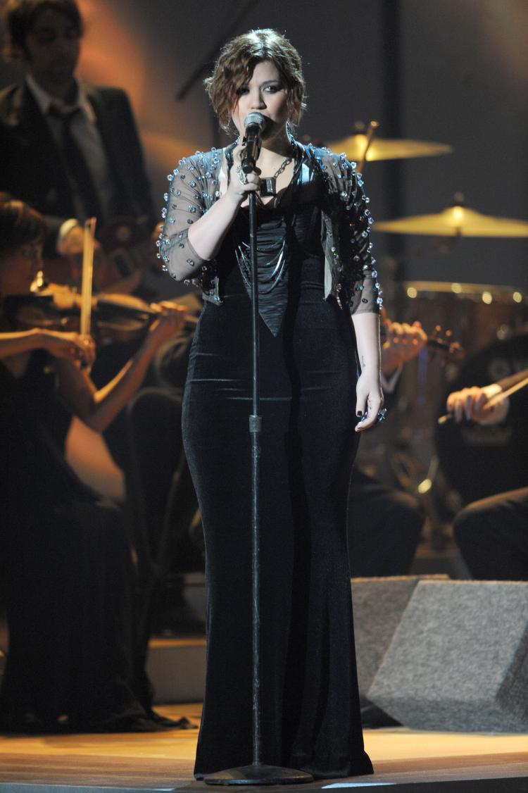 <a><img src="https://www.theepochtimes.com/assets/uploads/2015/09/93314467.jpg" alt="Kelly Clarkson performs at the 2009 American Music Awards at Nokia Theatre L.A. Live in California. (Kevork Djansezian/Getty Images)" title="Kelly Clarkson performs at the 2009 American Music Awards at Nokia Theatre L.A. Live in California. (Kevork Djansezian/Getty Images)" width="320" class="size-medium wp-image-1812749"/></a>