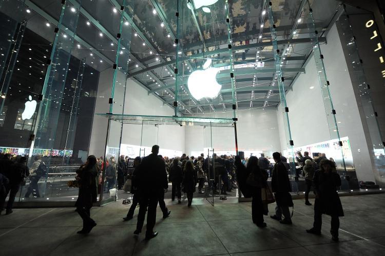 <a><img src="https://www.theepochtimes.com/assets/uploads/2015/09/93510639.jpg" alt="The Apple Store - Upper West Side on Nov. 30, 2009 in New York City. Apple is widely expected to announce the availability of a tablet computer this year. (Stephen Lovekin/Getty Images)" title="The Apple Store - Upper West Side on Nov. 30, 2009 in New York City. Apple is widely expected to announce the availability of a tablet computer this year. (Stephen Lovekin/Getty Images)" width="320" class="size-medium wp-image-1824324"/></a>