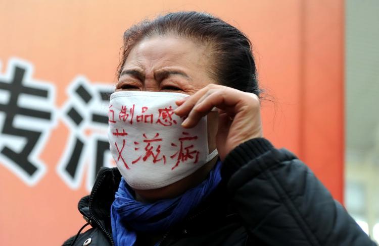 <a><img src="https://www.theepochtimes.com/assets/uploads/2015/09/93517356.jpg" alt="A woman who contracted HIV from infected blood joins a demonstration during an AIDS awareness event on World AIDS Day at Beijing's south railway station in 2009.  (AFP/Getty Images)" title="A woman who contracted HIV from infected blood joins a demonstration during an AIDS awareness event on World AIDS Day at Beijing's south railway station in 2009.  (AFP/Getty Images)" width="320" class="size-medium wp-image-1805480"/></a>