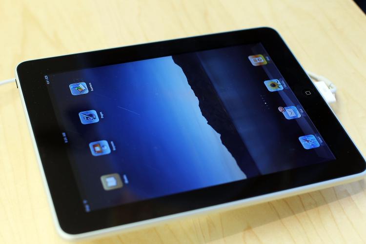 <a><img src="https://www.theepochtimes.com/assets/uploads/2015/09/98228433.jpg" alt="The Apple iPad, a holiday gift favorite with it's versatility and many applications available at a tip of a finger. (Spencer Platt/Getty Images)" title="The Apple iPad, a holiday gift favorite with it's versatility and many applications available at a tip of a finger. (Spencer Platt/Getty Images)" width="320" class="size-medium wp-image-1810864"/></a>