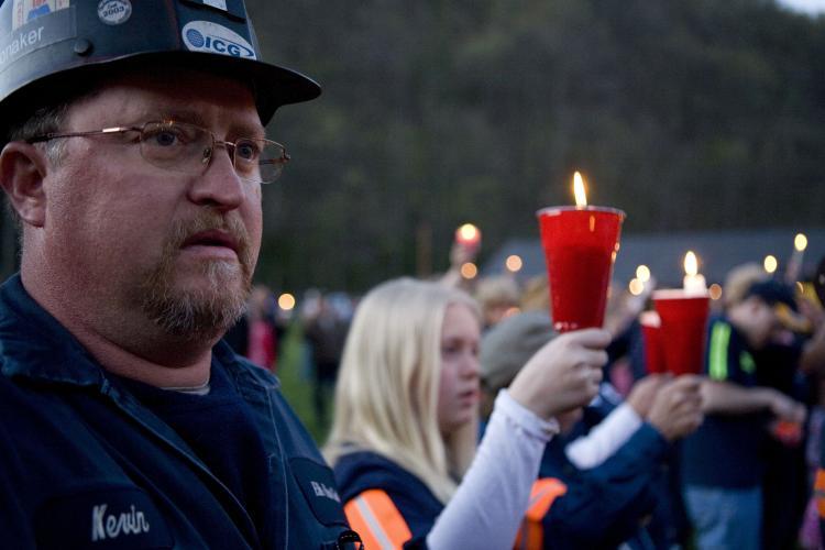<a><img src="https://www.theepochtimes.com/assets/uploads/2015/09/98383635.jpg" alt="Coal miner Kevin Honaker participates in a candle light vigil for the explosion that killed 29 coal miners in April.  Miners will rally on Tuesday against Massey Energy for what they say is the company's negligence of safety standards for its workers.  (Kayana Szymczak/Getty Images)" title="Coal miner Kevin Honaker participates in a candle light vigil for the explosion that killed 29 coal miners in April.  Miners will rally on Tuesday against Massey Energy for what they say is the company's negligence of safety standards for its workers.  (Kayana Szymczak/Getty Images)" width="320" class="size-medium wp-image-1819776"/></a>