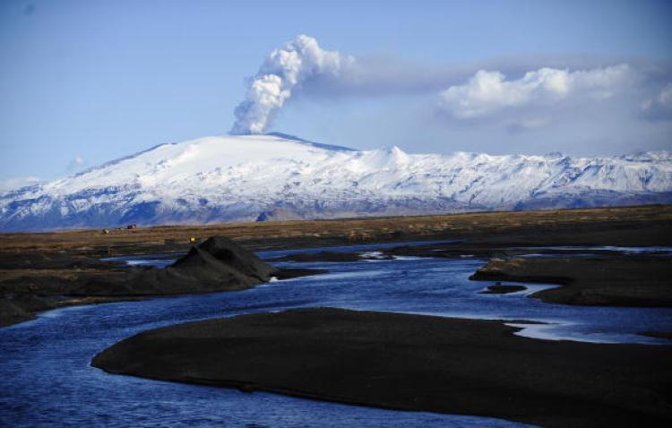 <a><img src="https://www.theepochtimes.com/assets/uploads/2015/09/98588960.jpg" alt="CLOUD CONTROL: Smoke and ash billow from the Eyjafjallajokull volcano near Hvolsvollur Iceland, on April 21.  (Emmanuele Dunand/Getty Images)" title="CLOUD CONTROL: Smoke and ash billow from the Eyjafjallajokull volcano near Hvolsvollur Iceland, on April 21.  (Emmanuele Dunand/Getty Images)" width="320" class="size-medium wp-image-1820780"/></a>