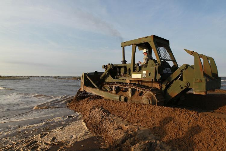 <a><img src="https://www.theepochtimes.com/assets/uploads/2015/09/98941234.jpg" alt="Oil Spill Cleanup: Louisiana National Guard Sergeant George Achee uses a bulldozer to create a earthen barrier as they try to protect an estuary from the massive oil spill on May 9, in Lafourche Parish, Louisiana. (Joe Raedle/Getty Images)" title="Oil Spill Cleanup: Louisiana National Guard Sergeant George Achee uses a bulldozer to create a earthen barrier as they try to protect an estuary from the massive oil spill on May 9, in Lafourche Parish, Louisiana. (Joe Raedle/Getty Images)" width="320" class="size-medium wp-image-1820116"/></a>