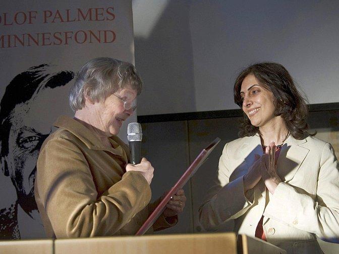 <a><img class="size-large wp-image-1782173" title="Shirin Ardalan (R), sister of Iranian Parvin Ardalan, receives the Olof Palme Prize from Lisbeth Palme (L) on her sister's behalf in Stockholm on March 6, 2008. Parvin Ardalan was awarded the 2007 prize for her work on gender equality and democracy in Iran, but was prevented by authorities from leaving Iran to collect the prize." src="https://www.theepochtimes.com/assets/uploads/2015/09/AWARD-80143964.jpg" alt="Shirin Ardalan (R), sister of Iranian Parvin Ardalan, receives the Olof Palme Prize from Lisbeth Palme (L) on her sister's behalf in Stockholm on March 6, 2008. Parvin Ardalan was awarded the 2007 prize for her work on gender equality and democracy in Iran, but was prevented by authorities from leaving Iran to collect the prize." width="590" height="443"/></a>