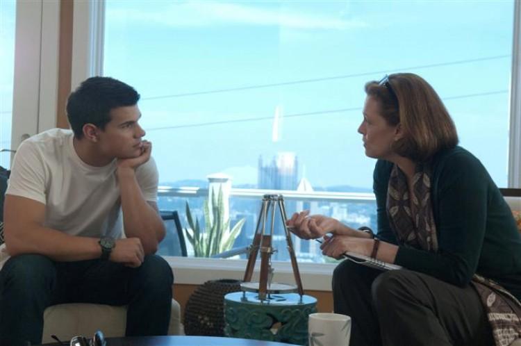 <a><img src="https://www.theepochtimes.com/assets/uploads/2015/09/AbductionA.jpg" alt="Taylor Lautner as a teenager with a mysterious past in a meeting with his psychiatrist played by Sigourney Weaver. (Lionsgate Publicity)" title="Taylor Lautner as a teenager with a mysterious past in a meeting with his psychiatrist played by Sigourney Weaver. (Lionsgate Publicity)" width="575" class="size-medium wp-image-1797317"/></a>