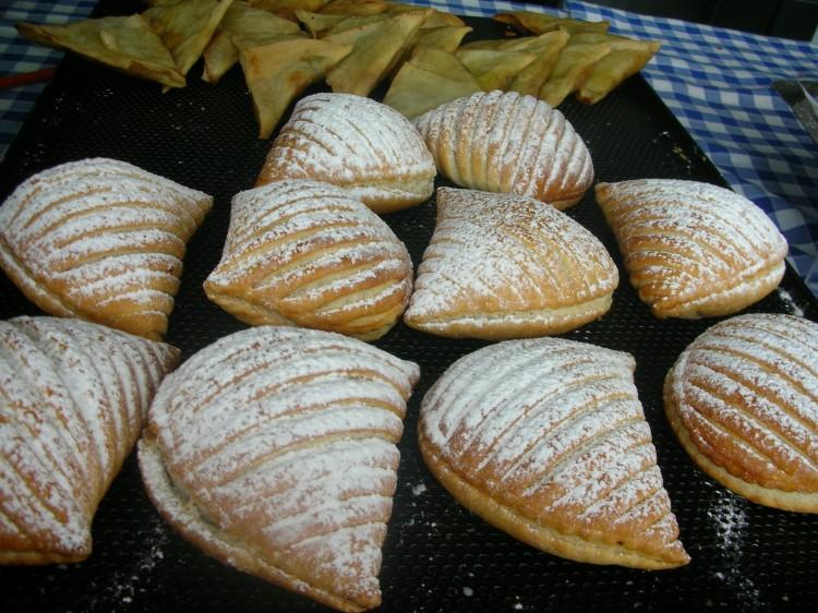 <a><img class="size-medium wp-image-1799857" title="MOUTH-WATERING! Apple pastries at the Kleine Scheidegg Station. (Beverly Mann)" src="https://www.theepochtimes.com/assets/uploads/2015/09/ApplePastries-KleineScheideggStBeverlyMann.jpg" alt="MOUTH-WATERING! Apple pastries at the Kleine Scheidegg Station. (Beverly Mann)" width="320"/></a>