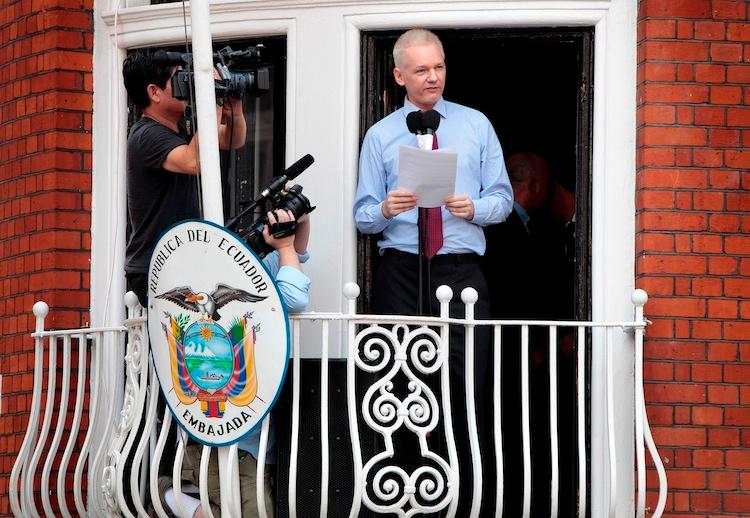 <a><img class="size-full wp-image-1783173" title="Wikileaks founder Julian Assange speaks from the balcony of the Equador embassy on August 19, in London, England. (Rosie Hallam/Getty Images)" src="https://www.theepochtimes.com/assets/uploads/2015/09/Assange_150477332.jpg" alt="" width="750" height="518"/></a>