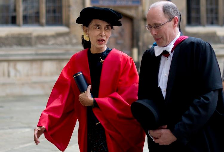 <a><img class="size-full wp-image-1785900" title="Aung San Suu Kyi leaves the Bodleian Libraries after receiving an honorary degree at Oxford University in Oxford, northwest of London, on June 20. (Ben Stansall/AFP/GettyImages)" src="https://www.theepochtimes.com/assets/uploads/2015/09/Aung146581807.jpg" alt="" width="750" height="510"/></a>