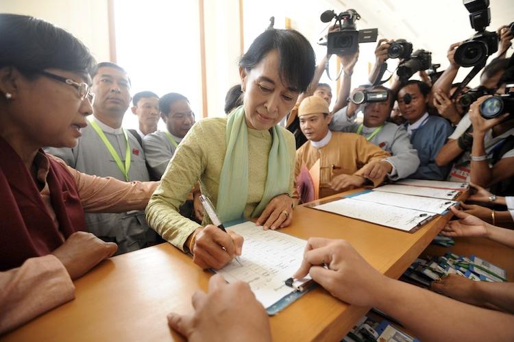 <a><img class="size-full wp-image-1785164" title="Burmese opposition leader Aung San Suu Kyi signs the registration list as she arrives at the lower house of parliament in Naypyidaw on July 9. (Soe Than Win/AFP/GettyImages)" src="https://www.theepochtimes.com/assets/uploads/2015/09/AungSan148056698.jpg" alt="" width="750" height="499"/></a>