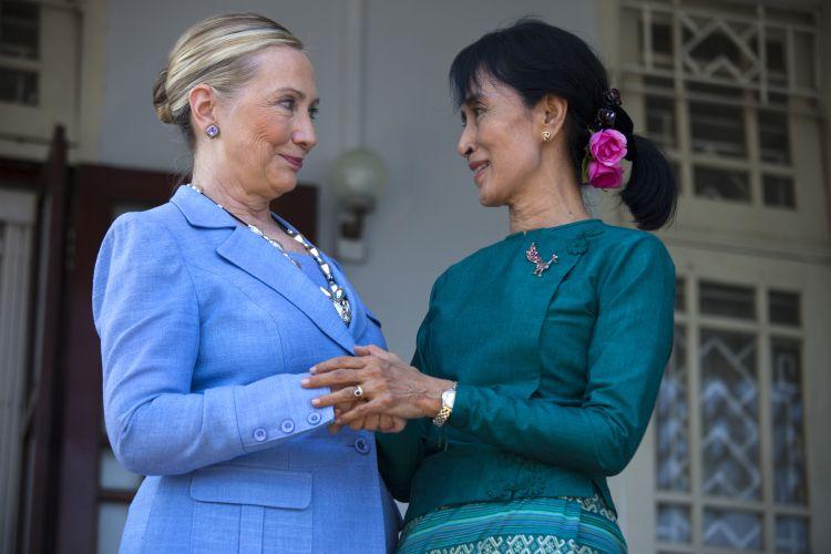 <a><img class="size-large wp-image-1794504 " title="U.S. Secretary of State Clinton Makes Historic Trip To Myanmar" src="https://www.theepochtimes.com/assets/uploads/2015/09/BURMA-134472304.jpg" alt="U.S. Secretary of State Clinton Makes Historic Trip To Myanmar" width="354" height="236"/></a>
