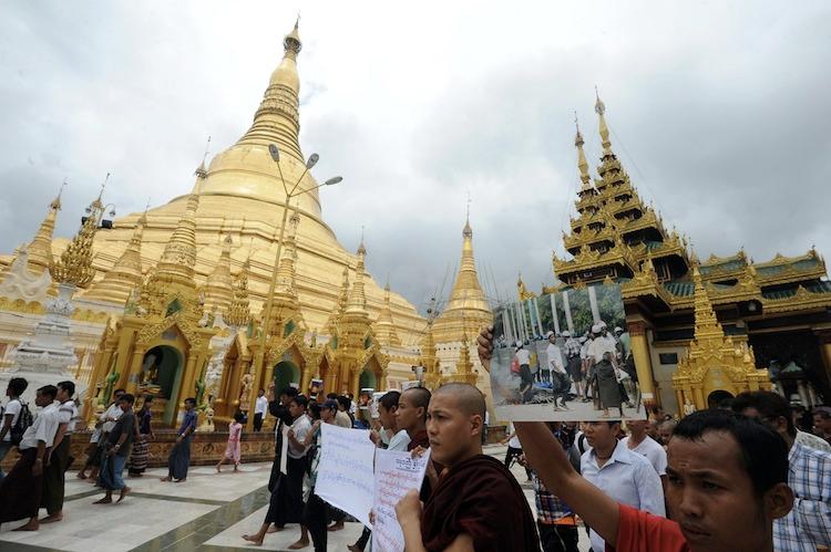 <a><img class="size-full wp-image-1786372" title=" Rakhine Buddhist monks and demonstrators hold banners and pictures as they gather at the Shwedagon pagoda after unrest flared in the western Myanmar state and at least seven people were killed, in Yangon on June 10. (Soe Than Win/AFP/GettyImages)." src="https://www.theepochtimes.com/assets/uploads/2015/09/Buddhist146100317.jpg" alt="" width="750" height="499"/></a>