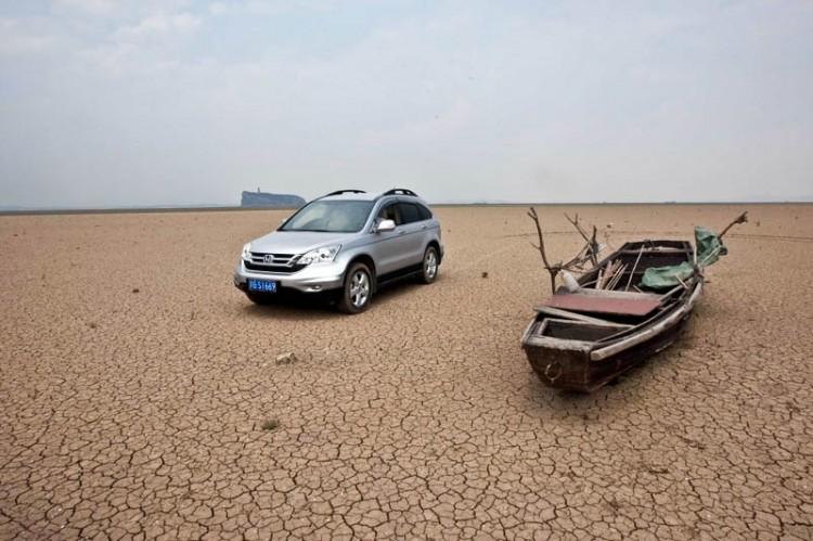 <a><img src="https://www.theepochtimes.com/assets/uploads/2015/09/CHINA-PHOTO3-COLOR.jpg" alt="Poyang Lake, once China's largest freshwater lake, has dried up, and cars can now drive on the lakebed.  (From a source inside China)" title="Poyang Lake, once China's largest freshwater lake, has dried up, and cars can now drive on the lakebed.  (From a source inside China)" width="575" class="size-medium wp-image-1803584"/></a>