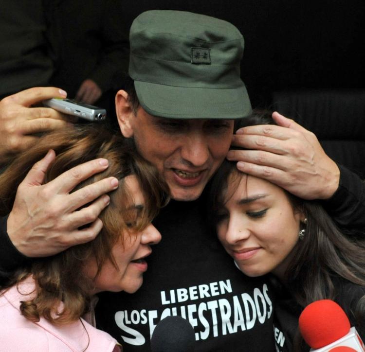 <a><img src="https://www.theepochtimes.com/assets/uploads/2015/09/COLO-102082771.jpg" alt="After being held hostage for nearly 12 years by Marxist rebel organization FARC, Gen. Herlindo Luis Mendieta (C) embraces his daughter (R) and wife after being liberated by the Colombian National Police on June 13. (Guillermo Legaria/AFP/Getty Images)" title="After being held hostage for nearly 12 years by Marxist rebel organization FARC, Gen. Herlindo Luis Mendieta (C) embraces his daughter (R) and wife after being liberated by the Colombian National Police on June 13. (Guillermo Legaria/AFP/Getty Images)" width="320" class="size-medium wp-image-1818640"/></a>
