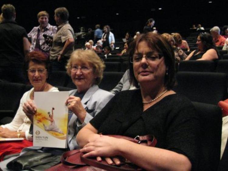 <a><img src="https://www.theepochtimes.com/assets/uploads/2015/09/Canberra0329-Deming-A-M-art1-pic1.jpg" alt="Three buoyant ladies at intermission: Tanya on the right, Shirley in the middle, and Maryna on the left (Gao Deming/The Epoch Times)" title="Three buoyant ladies at intermission: Tanya on the right, Shirley in the middle, and Maryna on the left (Gao Deming/The Epoch Times)" width="320" class="size-medium wp-image-1829234"/></a>