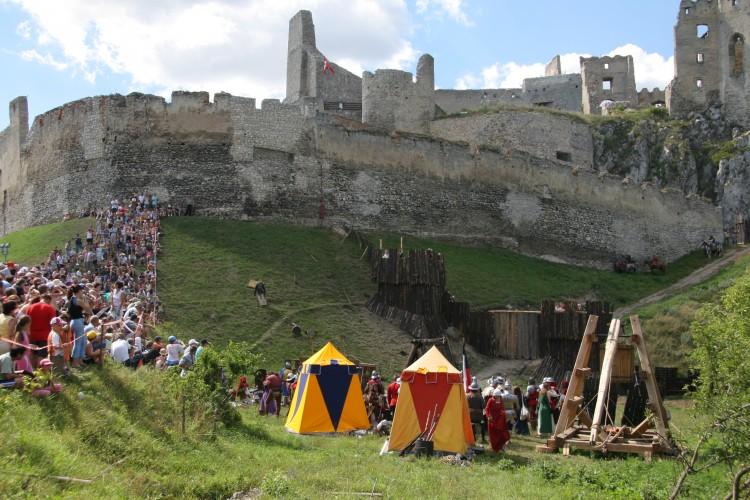 <a><img class="size-large wp-image-1787687" title="Visitors enjoy the summer festival at a castle near the village of Beckov, Slovakia, July 15, 2007. The castle restoration project goes forward with a donation from the Slovak Ministry of Culture. (Peter Sedik/The Epoch Times)" src="https://www.theepochtimes.com/assets/uploads/2015/09/Castle20120508-beckov.jpg" alt="" width="590" height="393"/></a>