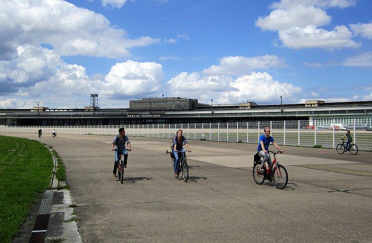 <a><img class="size-large wp-image-1784480" title="Berlin residents and tourists enjoy sports and leisure activities at Tempelhof Freedom" src="https://www.theepochtimes.com/assets/uploads/2015/09/Christian+Berlin_IMG_0098.jpg" alt="Berlin residents and tourists enjoy sports and leisure activities at Tempelhof Freedom" width="590" height="384"/></a>