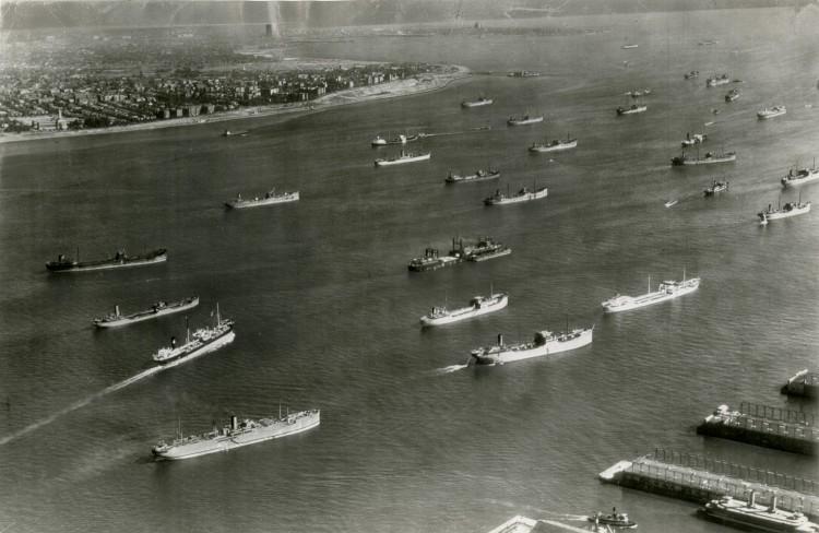 <a><img class="size-large wp-image-1781002" title=" After the passage of the Lend-Lease bill, enabling the U.S. to supply the Allies, New York was a major war material port. Pictured are some of the nearly 100 British, Dutch, and Norwegian merchant ships passing through New York harbor on Sept. 9, 1941. (Courtesy of the New York Historical Society)" src="https://www.theepochtimes.com/assets/uploads/2015/09/Convey-NY+Historical+Society.jpg" alt=" After the passage of the Lend-Lease bill, enabling the U.S. to supply the Allies, New York was a major war material port. Pictured are some of the nearly 100 British, Dutch, and Norwegian merchant ships passing through New York harbor on Sept. 9, 1941. (Courtesy of the New York Historical Society)" width="590" height="384"/></a>
