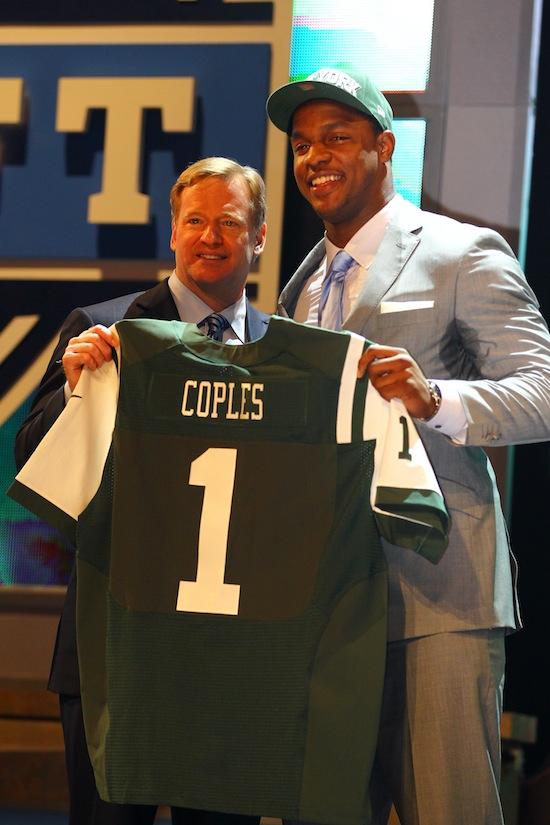 <a><img class="size-large wp-image-1788306" title="2012 NFL Draft - First Round" src="https://www.theepochtimes.com/assets/uploads/2015/09/Coples143446038.jpg" alt="2012 NFL Draft - First Round" width="236" height="354"/></a>