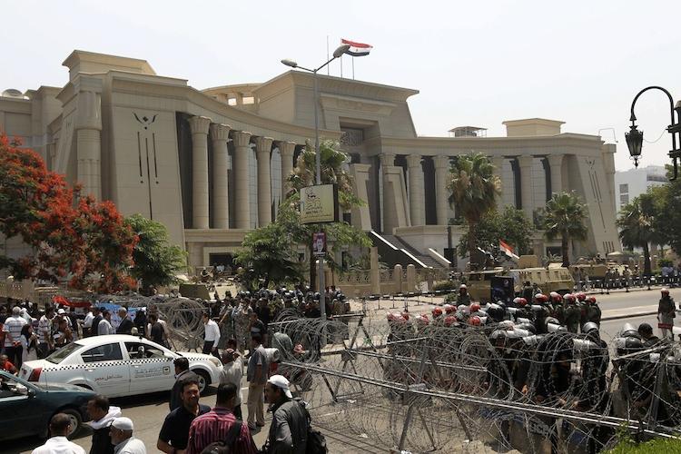 <a><img class="size-full wp-image-1785168" title="Egyptian military police stand guard outside the Supreme Constitutional Court in Cairo on June 14, as the court examines a controversial law. (Khaled Desouki/AFP/GettyImages)" src="https://www.theepochtimes.com/assets/uploads/2015/09/CourtEgypt146313133.jpg" alt="" width="750" height="500"/></a>