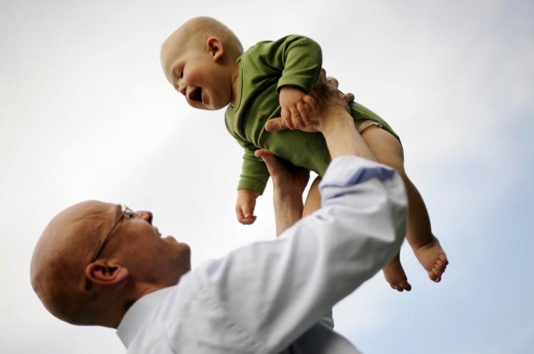 <a><img class="size-large wp-image-1774164" src="https://www.theepochtimes.com/assets/uploads/2015/09/DAD-BABY-103211838.jpg" alt="Dad & Baby FILE picture" width="590" height="391"/></a>