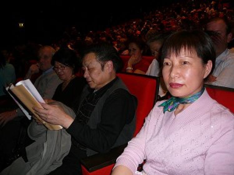 <a><img src="https://www.theepochtimes.com/assets/uploads/2015/09/DPA903010019471667--ss.jpg" alt="Ms. Sun, from mainland China, bought the best ticket and sat in the middle of the front row. (Wen-Hua/The Epoch Times)" title="Ms. Sun, from mainland China, bought the best ticket and sat in the middle of the front row. (Wen-Hua/The Epoch Times)" width="320" class="size-medium wp-image-1829877"/></a>