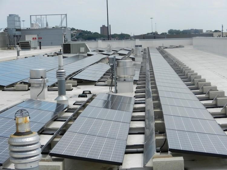<a><img src="https://www.theepochtimes.com/assets/uploads/2015/09/DSCN0545.JPG" alt="COLLECTING SUN: The partial bank of 200 kilowatt arrays at the roof of the Greater Boston Food Bank.  (Michael Tsang/The Epoch Times)" title="COLLECTING SUN: The partial bank of 200 kilowatt arrays at the roof of the Greater Boston Food Bank.  (Michael Tsang/The Epoch Times)" width="320" class="size-medium wp-image-1801638"/></a>