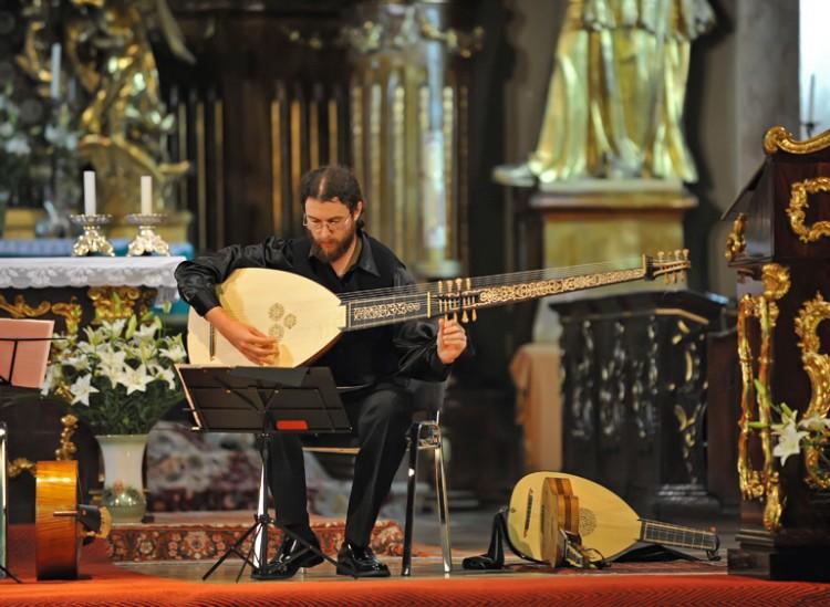 <a><img class="size-full wp-image-1787334" title="Hera singing with the theorbo during a concert in Timisoara. (Courtesy of Caius Hera)" src="https://www.theepochtimes.com/assets/uploads/2015/09/DSC_0062.jpg" alt="" width="750" height="549"/></a>