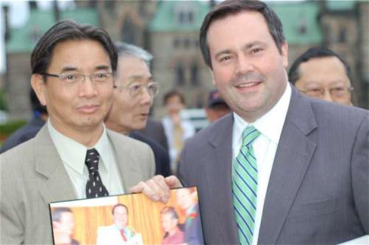 <a><img src="https://www.theepochtimes.com/assets/uploads/2015/09/DSC_0199_2.JPG" alt="Citizenship and Immigration Minister Jason Kenney poses with Joseph Iam, one of several Chinese Canadians who came to Parliament Hill Wednesday afternoon to thank Kenney for the work he did on the issue of the Chinese head tax. (Matthew Little/The Epoch Times)" title="Citizenship and Immigration Minister Jason Kenney poses with Joseph Iam, one of several Chinese Canadians who came to Parliament Hill Wednesday afternoon to thank Kenney for the work he did on the issue of the Chinese head tax. (Matthew Little/The Epoch Times)" width="320" class="size-medium wp-image-1827933"/></a>