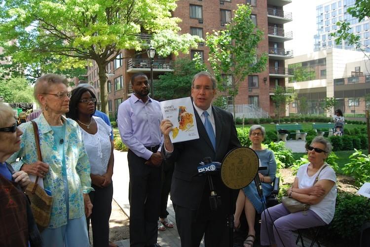 <a><img src="https://www.theepochtimes.com/assets/uploads/2015/09/DSC_0446.JPG" alt="BETTER BOILERS NEEDED: Manhattan Borough President Scott Stringer holds up a map showing the locations of 'dirty' boilers in the city while presenting his plan on Monday, outside Park West Village in the Upper West Side of Manhattan. (Catherine Yang/The Epoch Times)" title="BETTER BOILERS NEEDED: Manhattan Borough President Scott Stringer holds up a map showing the locations of 'dirty' boilers in the city while presenting his plan on Monday, outside Park West Village in the Upper West Side of Manhattan. (Catherine Yang/The Epoch Times)" width="320" class="size-medium wp-image-1803106"/></a>