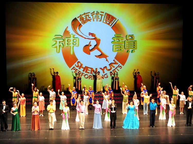 <a><img src="https://www.theepochtimes.com/assets/uploads/2015/09/DSC_3416.jpg" alt="Shen Yun Performing Arts' curtain call at the Capitol Theatre on Feb. 8. (The Epoch Times)" title="Shen Yun Performing Arts' curtain call at the Capitol Theatre on Feb. 8. (The Epoch Times)" width="320" class="size-medium wp-image-1808645"/></a>