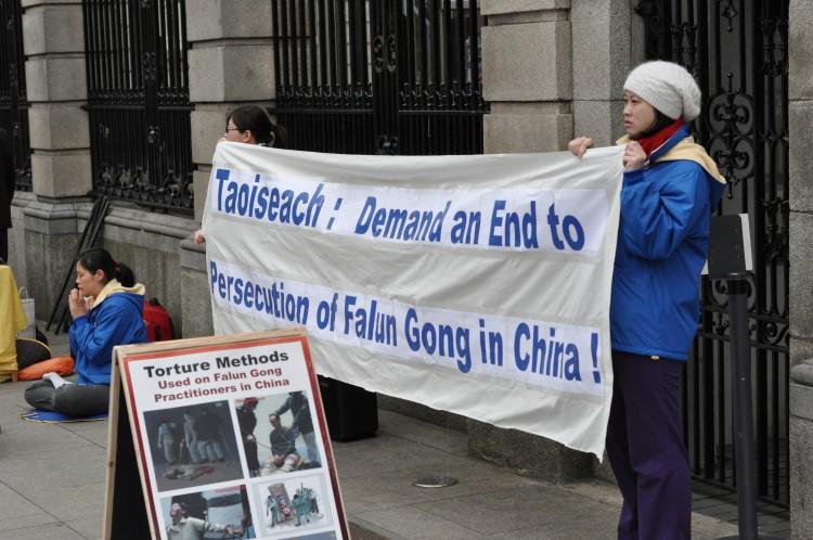 <a><img class="size-large wp-image-1789820" title="Before Taoiseach (Prime Minister) Enda Kenny's recent trip to China, Falun Gong practitioners held a rally outside government buildings where they asked him to demand an end to the persecution of Falun Gong when he met the leaders in China (Martin Murphy/The Epoch Times)" src="https://www.theepochtimes.com/assets/uploads/2015/09/DSC_9638-Taoiseach.jpeg" alt="Before Taoiseach (Prime Minister) Enda Kenny's recent trip to China, Falun Gong practitioners held a rally outside government buildings where they asked him to demand an end to the persecution of Falun Gong when he met the leaders in China (Martin Murphy/The Epoch Times)" width="590" height="399"/></a>