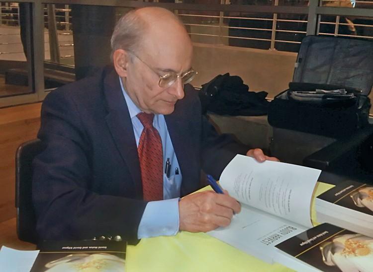 <a><img src="https://www.theepochtimes.com/assets/uploads/2015/09/David_Matas_20100311.jpg" alt="Human rights lawyer David Matas signs his book 'Bloody Harvest: The Killing of Falun Gong for Their Organs' at a book signing event and talk at Columbia University. (Jan Jekielek/The Epoch Times)" title="Human rights lawyer David Matas signs his book 'Bloody Harvest: The Killing of Falun Gong for Their Organs' at a book signing event and talk at Columbia University. (Jan Jekielek/The Epoch Times)" width="320" class="size-medium wp-image-1794458"/></a>
